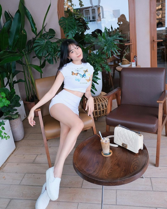 Sao Việt ''bùng nổ'' nhan sắc với váy in hoa trong loạt street style ảnh 23