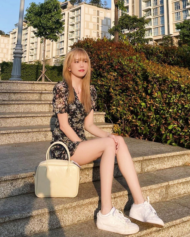 Sao Việt ''bùng nổ'' nhan sắc với váy in hoa trong loạt street style ảnh 1