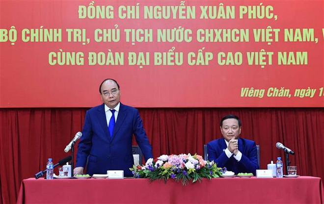 Chủ tịch nước Nguyễn Xuân Phúc phát biểu tại buổi gặp. (Ảnh: Thống Nhất/TTXVN) Chủ tịch nước gặp đại diện cộng đồng và doanh nghiệp Việt Nam tại Lào ảnh 1
