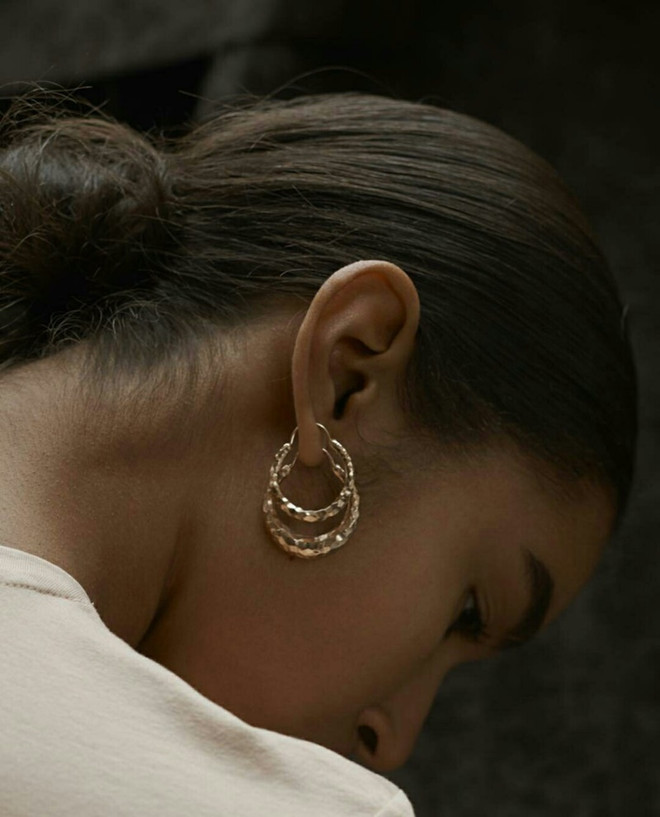 Tóc búi cao và khuyên tai tròn - cặp đôi chưa bao giờ ngừng “hot” ảnh 3