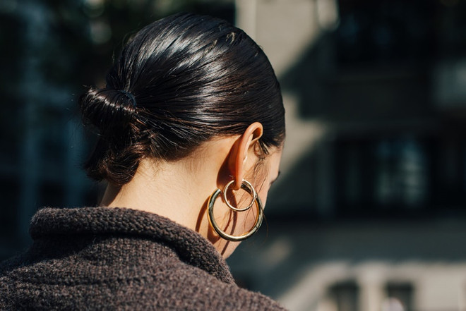 Tóc búi cao và khuyên tai tròn - cặp đôi chưa bao giờ ngừng “hot” ảnh 5