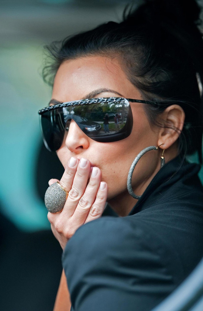 Tóc búi cao và khuyên tai tròn - cặp đôi chưa bao giờ ngừng “hot” ảnh 8