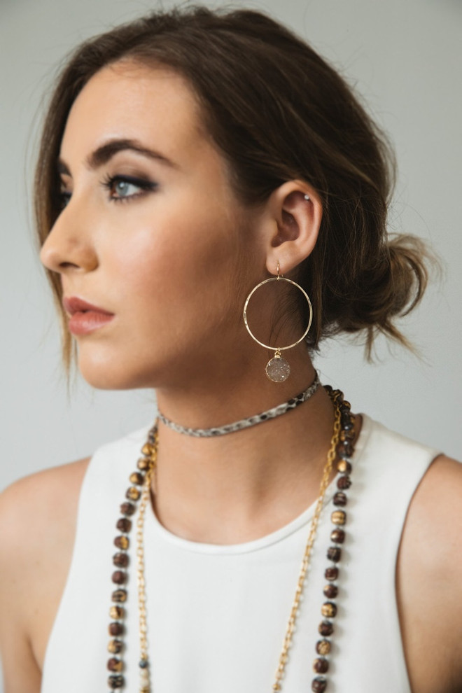 Tóc búi cao và khuyên tai tròn - cặp đôi chưa bao giờ ngừng “hot” ảnh 4