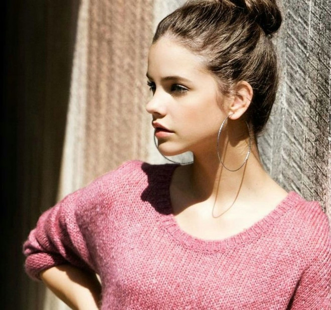 Tóc búi cao và khuyên tai tròn - cặp đôi chưa bao giờ ngừng “hot” ảnh 2