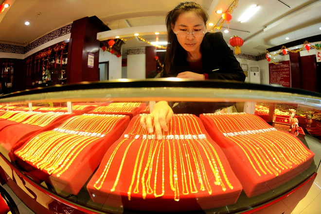 Giá vàng thế giới biến động nhẹ trước đồn đoán Fed nâng lãi suất ảnh 1