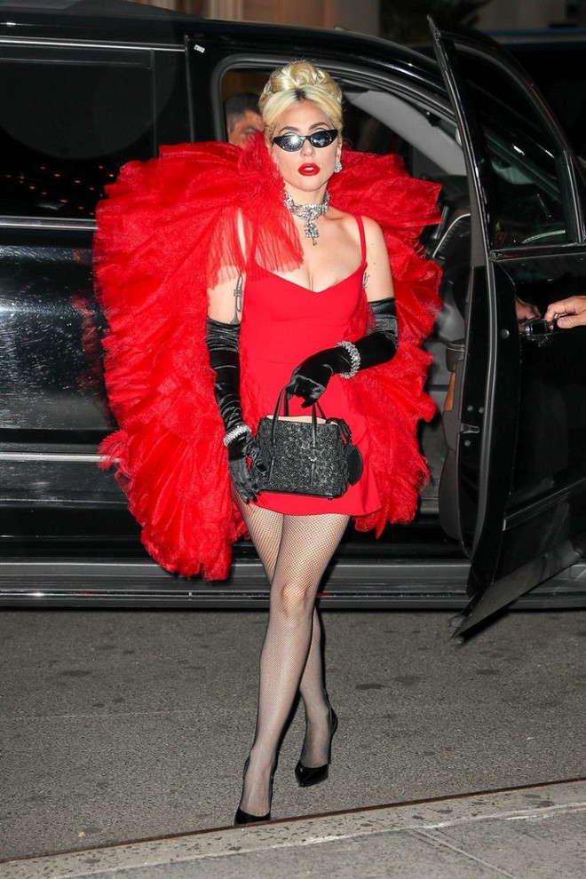 Không còn chiêu trò quái dị, Lady Gaga lột xác thành quý cô sang chảnh ảnh 14