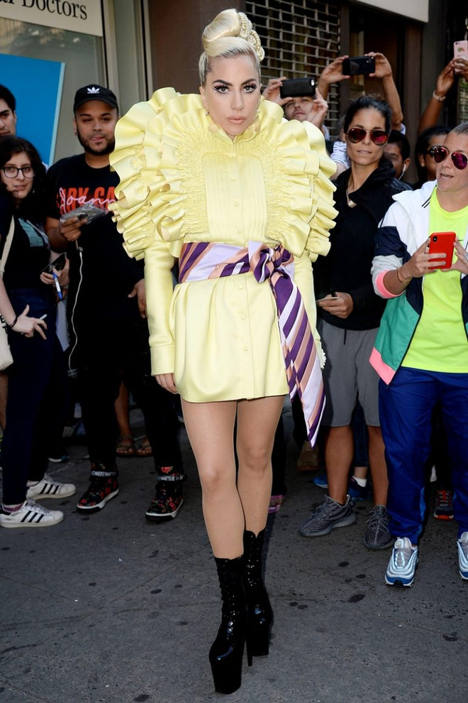 Không còn chiêu trò quái dị, Lady Gaga lột xác thành quý cô sang chảnh ảnh 15