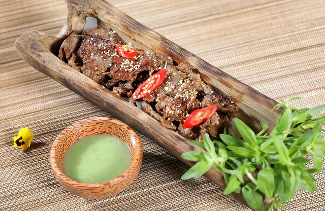 Món thịt bò nướng ống tre thành phẩm. (Ảnh: Thanh Giang/Báo ảnh Việt Nam) Thịt bò nướng ống tre - món ăn được ưa thích trong thực đơn tiệc tùng ảnh 1