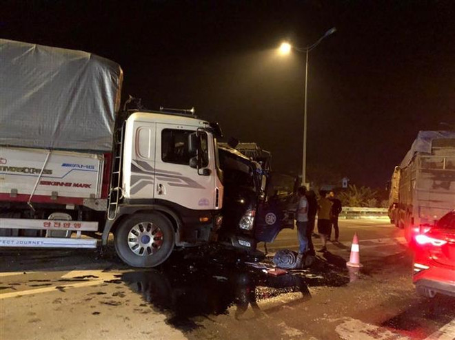 Tai nạn trên cao tốc, tài xế bị thương mắc kẹt trong cabin nhiều giờ ảnh 1