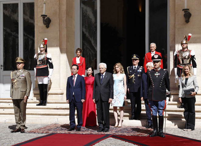 Tổng thống Italy Sergio Mattarella và con gái chủ trì Lễ tiễn chính thức Chủ tịch nước Võ Văn Thưởng và Phu nhân cùng Đoàn cấp cao Việt Nam. (Ảnh: Thống Nhất/TTXVN) Tổng thống Italy chủ trì Lễ tiễn Chủ tịch nước Võ Văn Thưởng, Phu nhân ảnh 1