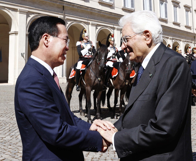 Tổng thống Italy Sergio Mattarella tiễn Chủ tịch nước Võ Văn Thưởng. (Ảnh: Thống Nhất/TTXVN) Tổng thống Italy chủ trì Lễ tiễn Chủ tịch nước Võ Văn Thưởng, Phu nhân ảnh 2