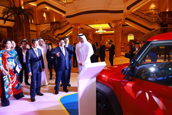 Thủ tướng Phạm Minh Chính tham quan trưng bày thương hiệu ôtô điện Vinfast tại UAE. (Ảnh: Dương Giang/TTXVN) ttxvn-thu_tuong_pham_minh_chinh_du_le_trung_bay xe_vinfast (1).jpg