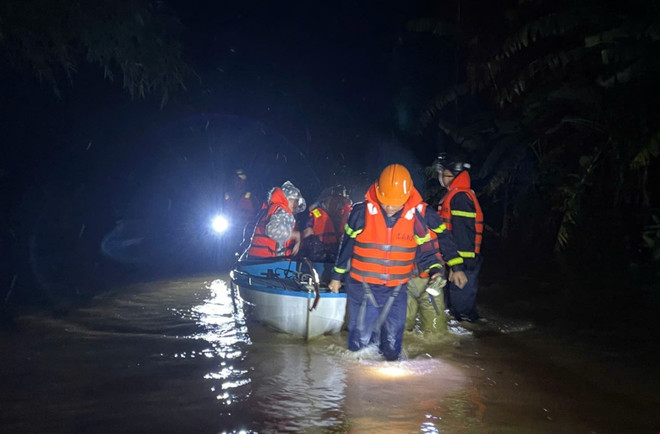 ttxvn-di_doi_dan_vung_ron_lu_trong_dem (1).jpg