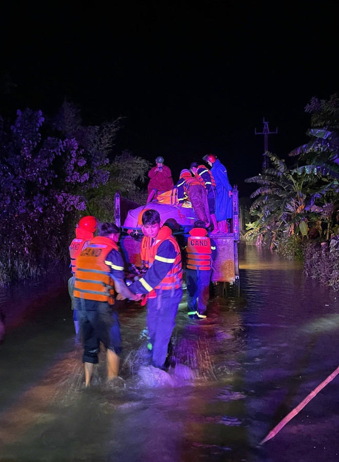 ttxvn-di_doi_dan_vung_ron_lu_trong_dem (3).jpg