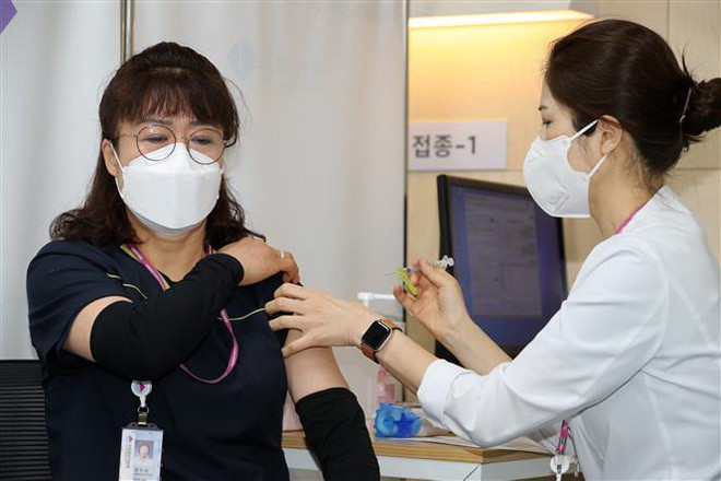 Nhân viên y tế tiêm vắcxin ngừa COVID-19 của hãng Pfizer ở Seoul (Hàn Quốc). (Ảnh: Yonhap/TTXVN) Hàn Quốc tăng tốc tiêm chủng phòng ngừa dịch COVID-19 ảnh 1
