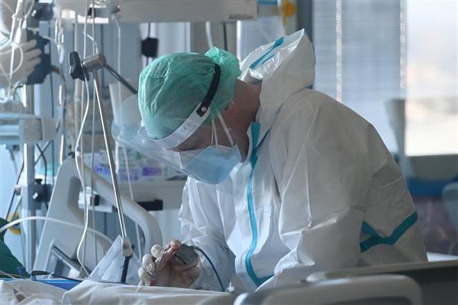 COVID-19: Điều trị kết hợp 2 kháng thể giúp giảm nguy cơ tử vong ảnh 1