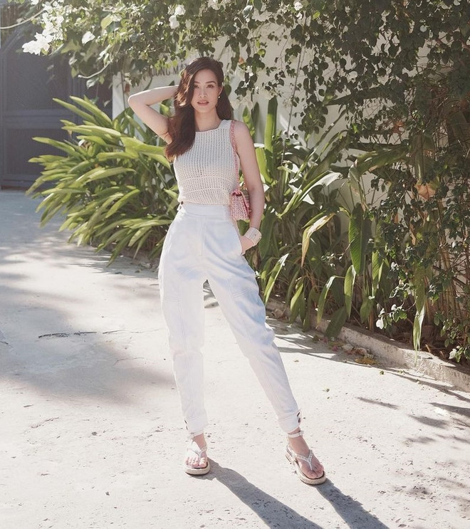 Diện quần jeans "xịn xò" như street style của dàn sao Việt ảnh 9