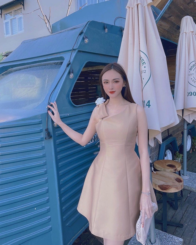 Diện quần jeans "xịn xò" như street style của dàn sao Việt ảnh 18