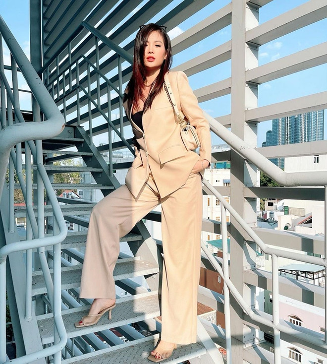 Diện quần jeans "xịn xò" như street style của dàn sao Việt ảnh 15