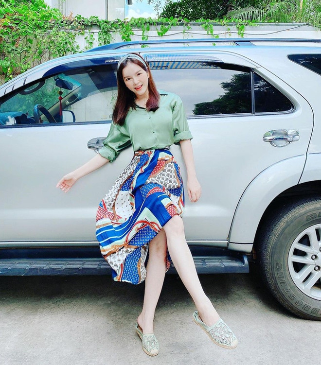 Diện quần jeans "xịn xò" như street style của dàn sao Việt ảnh 20