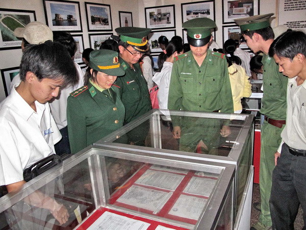 Triển làm “ Hoàng Sa-Trường Sa: Lịch sử chủ quyền biển đảo Việt Nam" tại Quảng Ngãi. Ảnh minh họa. (Nguồn: Thanh Long/TTXVN) Triển lãm tư liệu về chủ quyền Hoàng Sa, Trường Sa tại Lâm Đồng ảnh 1