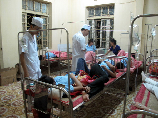 Hơn 70 công nhân ở Ninh Bình nhập viện vì món thịt gà rang ảnh 1