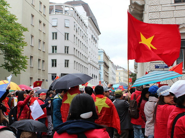 Quang cảnh cuộc tuần hành. (Ảnh: Thanh Hải/Vietnam+) Người Việt tại Áo tuần hành rầm rộ phản đối Trung Quốc ảnh 1