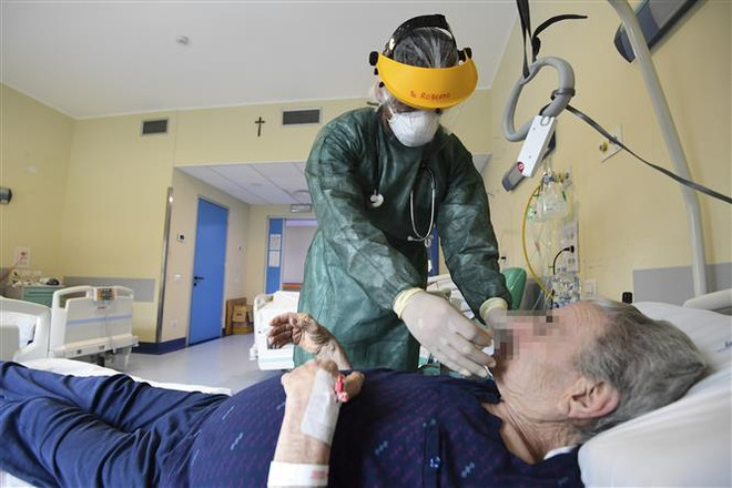 Nhân viên y tế điều trị cho bệnh nhân mắc COVID-19 tại một bệnh viện ở Milan, Italy. (Ảnh: AFP/TTXVN) Tình hình đại dịch COVID-19 tại các nước châu Âu vẫn đáng lo ngại ảnh 1