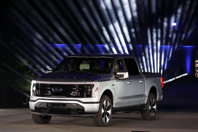 Mẫu xe bán tải F-150 Lightning của Ford. (Ảnh: AFP/TTXVN) Ford ghi nhận khoản lãi hơn 8 tỷ USD nhờ đầu tư vào Rivian ảnh 1