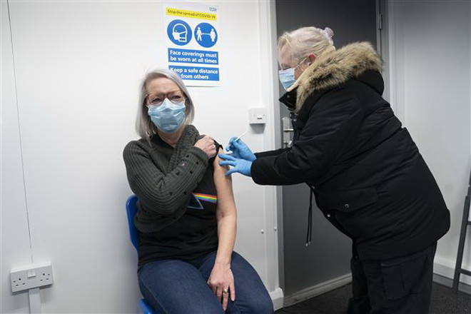 Anh bắt 2 đối tượng tuyên truyền ác ý việc tiêm vắcxin phòng COVID-19 ảnh 1