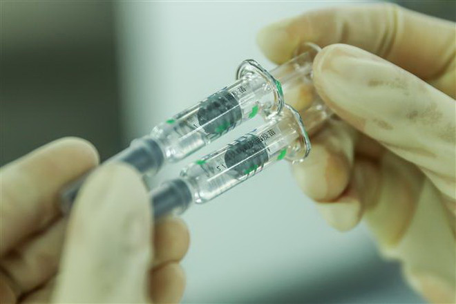 Vắcxin phòng bệnh viêm đường hô hấp cấp COVID-19 của Trung Quốc. (Ảnh: THX/TTXVN) COVID-19: Campuchia sử dụng khẩn cấp vắcxin Sinopharm của Trung Quốc ảnh 1