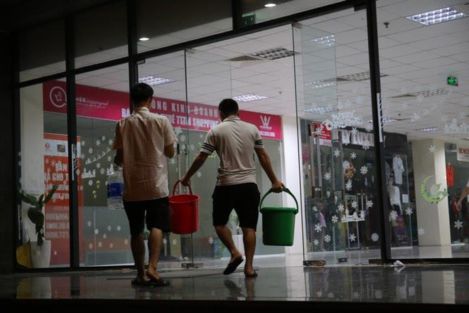 Hà Nội: Sau sự cố sông Đà, xe hỗ trợ cấp nước chạy xuyên đêm ảnh 1