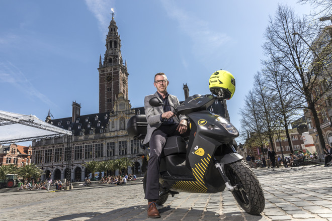 Giao bánh pizza "không CO2" nhờ xe tay ga điện tử zZoomer ảnh 1