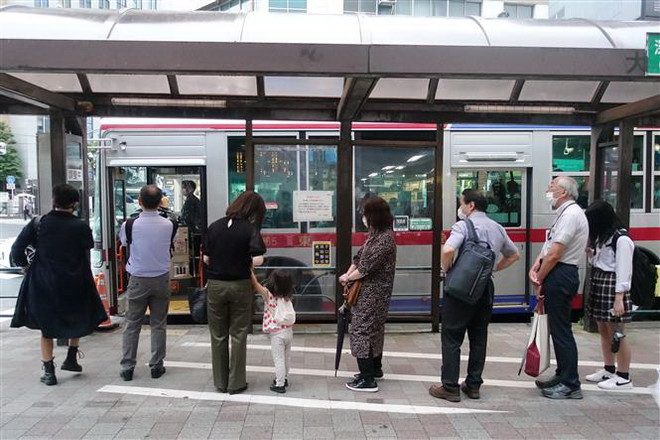 Người dân đeo khẩu trang phòng lây nhiễm COVID-19 tại Tokyo, Nhật Bản. (Ảnh: THX/TTXVN) Nhật Bản dùng thuốc kháng viêm Dexamethasone điều trị COVID-19 ảnh 1