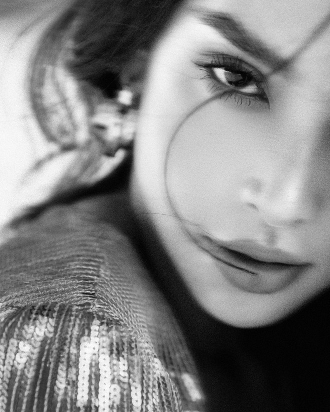 Hoa hậu Tiểu Vy "lấp lánh" dưới nắng Hè với thiết kế của Lê Thanh Hòa ảnh 3