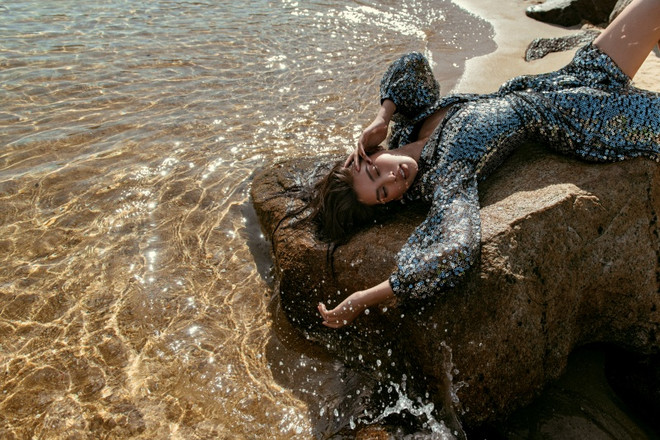 Hoa hậu Tiểu Vy "lấp lánh" dưới nắng Hè với thiết kế của Lê Thanh Hòa ảnh 5