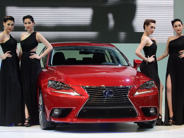 Chiếc xe Lexus IS của hãng Toyota được giới thiệu tại cuộc họp báo trước ngày khai mạc một triển lãm. (Ảnh: AFP/TTXVN) Toyota tiếp tục vị thế hãng xe đắt khách nhất thế giới ảnh 1