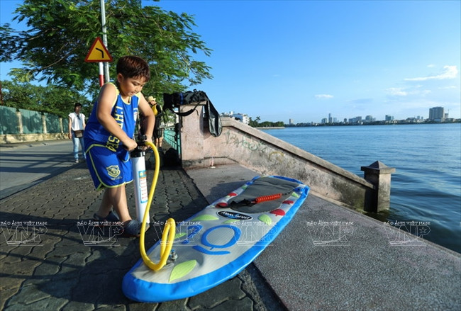 Chèo thuyền Sup - môn thể thao mới du nhập vào Việt Nam ảnh 2