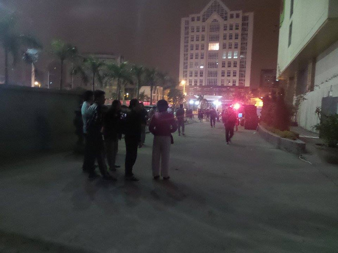 Cháy chung cư cao tầng, hai người đi cấp cứu trong đêm ảnh 3