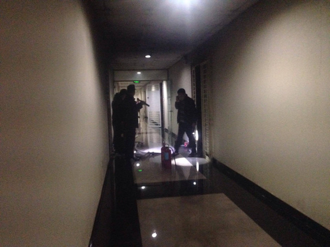 Cháy chung cư cao tầng, hai người đi cấp cứu trong đêm ảnh 2