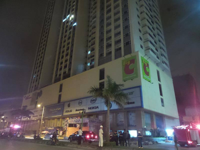 Cháy chung cư cao tầng, hai người đi cấp cứu trong đêm ảnh 1