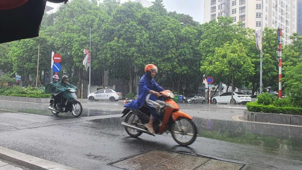 Mưa dông tại Hà Nội. (Ảnh: Huy Khánh/Vietnam+) Khu vực Bắc Bộ và Thanh Hóa có mưa lớn kéo dài đến ngày 24/8 ảnh 1