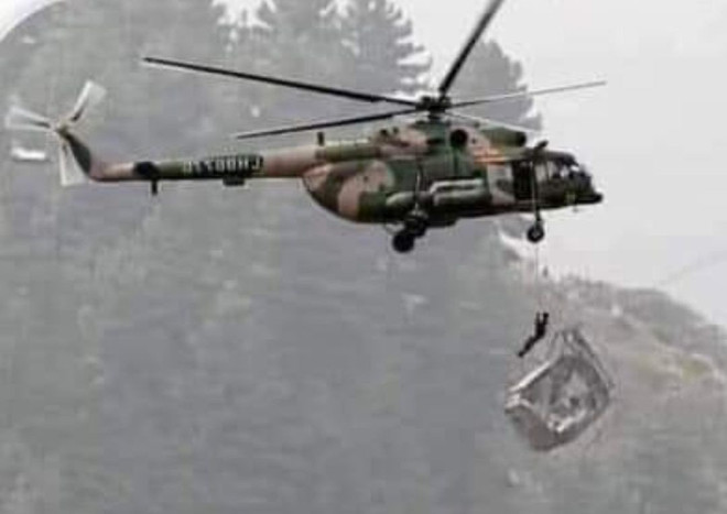 Pakistan giải cứu trẻ em mắc kẹt trong cáp treo lơ lửng giữa vực sâu ảnh 1