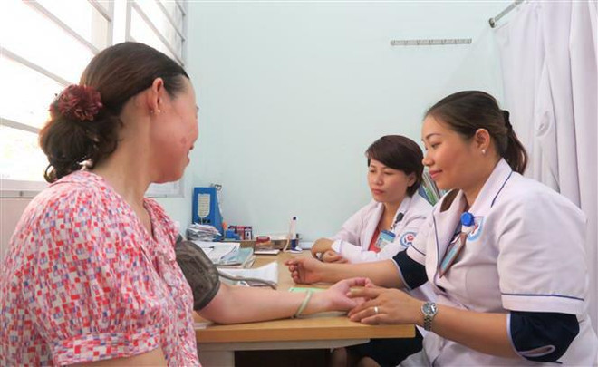 Bác sỹ Trạm Y tế phường Tân Quý, quận Tân Phú, Thành phố Hồ Chí Minh khám bệnh cho người dân. (Ảnh: Đinh Hằng/TTXVN) Việt Nam ưu tiên tăng cường năng lực hệ thống y tế cơ sở ảnh 2