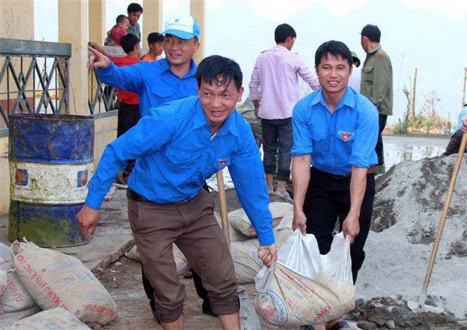 Đoàn viên, thanh niên tham gia đổ bêtông sân trường, nhà văn hóa... tại Sơn La. (Ảnh: Diệp Anh/TTXVN) Chiến dịch thanh niên tình nguyện Hè được triển khai đến tháng 8 ảnh 1