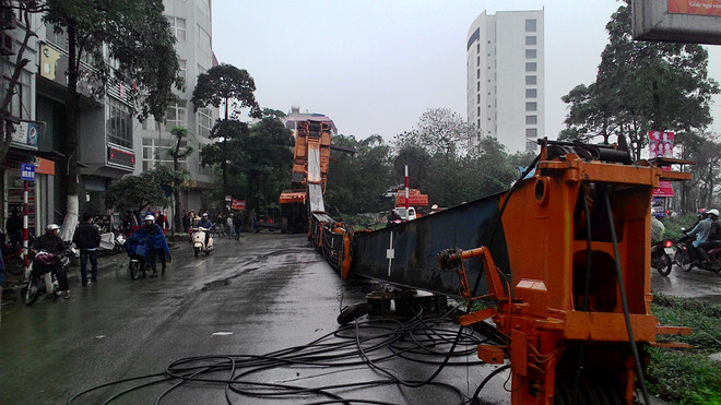 Hà Nội: Xe cẩu dài 50 mét đổ gục tại đường Nguyễn Hữu Thọ ảnh 1