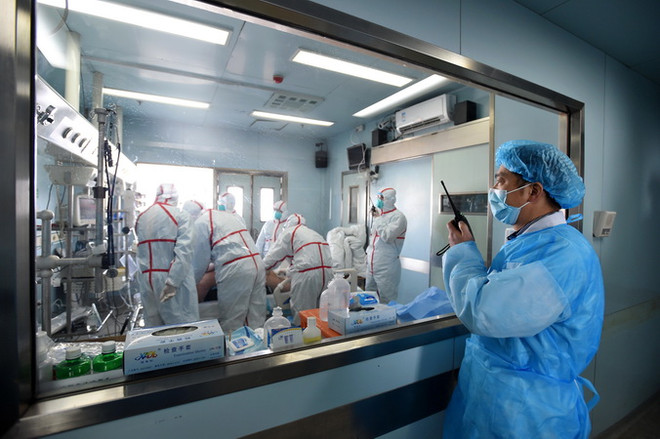 Điều trị cho bệnh nhân bị nhiễm virus cúm gia cầm H7N9 tại bệnh viện ở Vũ Hán, tỉnh Hồ Bắc ngày 12/2. (Nguồn: AFP/TTXVN) Trung Quốc phát hiện một cặp vợ chồng cùng nhiễm virus H7N9 ảnh 1
