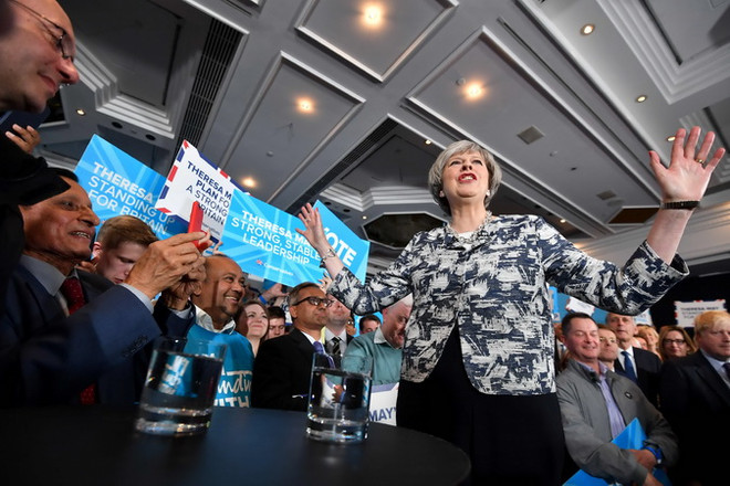 Thủ tướng Anh Theresa May (giữa) trong chiến dịch vận động tranh cử ở Birmingham ngày 7/6. (Nguồn: AFP/TTXVN) Cử tri Anh bắt đầu bỏ phiếu trong khi an ninh được siết chặt ảnh 1