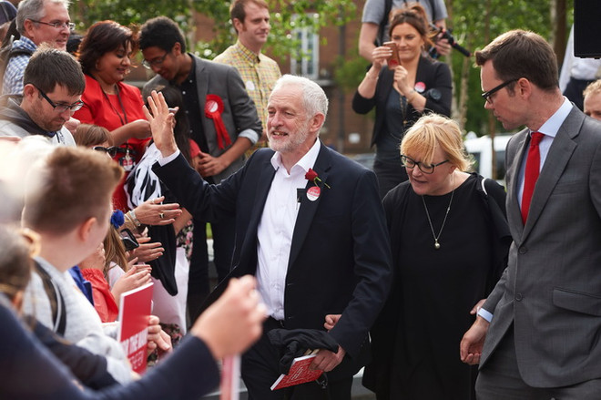 Chủ tịch Công đảng Jeremy Corbyn (giữa) trong cuộc vận động tranh cử ở Watford ngày 7/6. (Nguồn: AFP/TTXVN) Bầu cử Anh: Các đảng nỗ lực vận động cử tri trong giờ chót ảnh 1