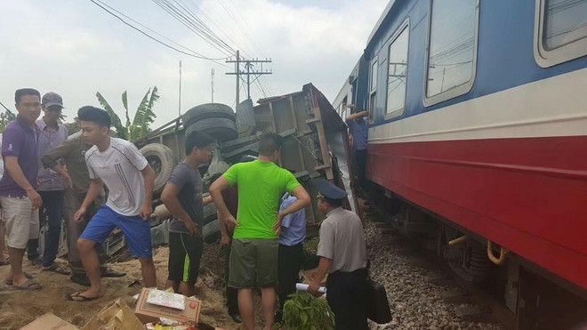 Bất cẩn vượt đường ngang dân sinh, ôtô tải đụng tàu Bắc Nam ảnh 2